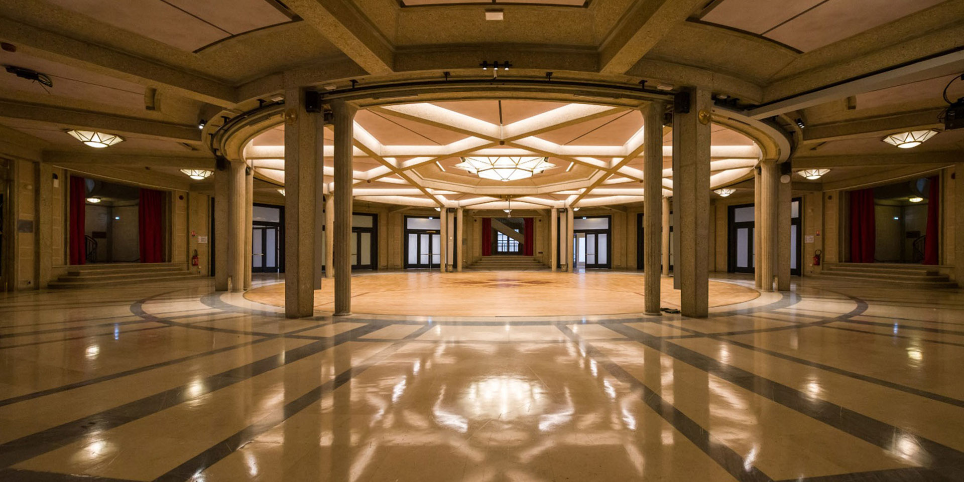 Versailles-le-palais-des-congres-tresor-du-XXe-siecle-peut-commencer-sa-nouvelle-vie